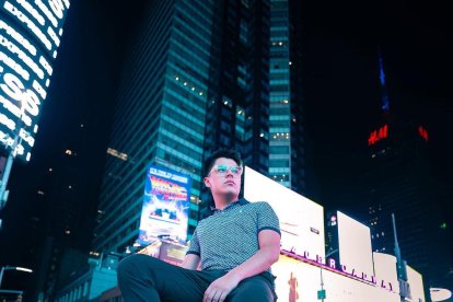 El influencer promociona su nuevo reality Las Voces de Mi Pueblo.