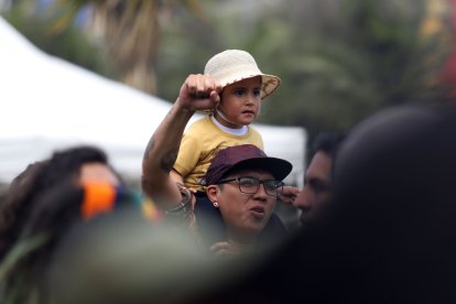 Gabriel carga a uno de sus hijos, quien también comparte su pasión por el rock.