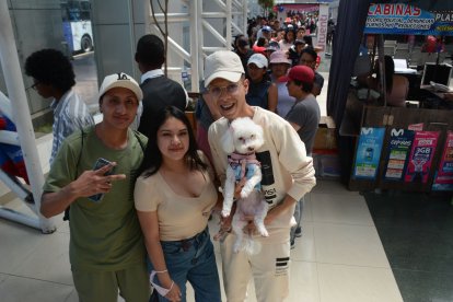 El Paico (derecha) aprovechó su primera vez en el metro para hacer un video.