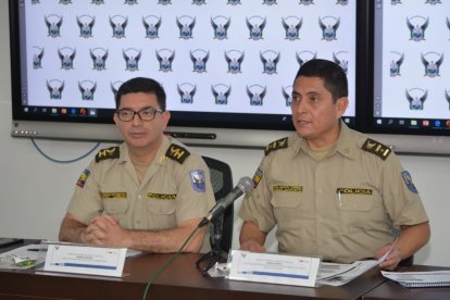 El general de Policía, Manuel Íñiguez (izquierda) estará a cargo de la Dirección Nacional de Investigaciones.