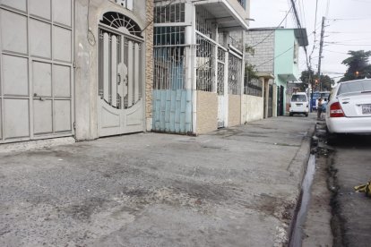 En el domicilio quedaron dos orificios provocados por impactos de proyectiles.