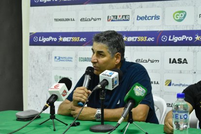 El técnico de Aucas en rueda de prensa.