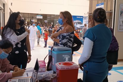 La vacuna del covid-19 se coloca dosis de refuerzo.