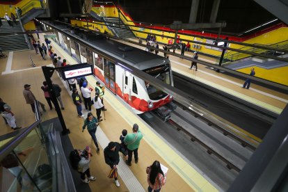 El Metro de Quito inició sus operaciones en la capital.