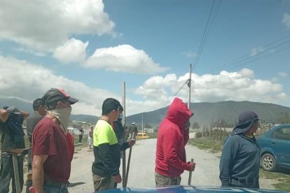 Los vecinos se cubrieron el rostro para que el implicado no los reconociera.