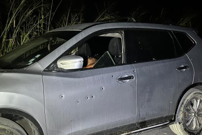 Dentro de este vehículo quedaron las cuatro víctimas mortales.