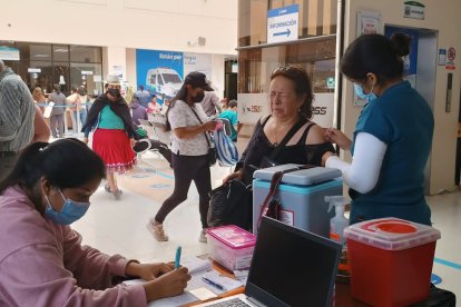 La vacunación, clave para combatir el COVID y la influenza.