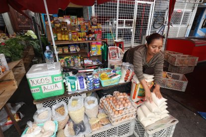 La caserita empieza su jornada a las 06:00 y termina a las 13:00.  Intenta cuidarse de la delincuencia.