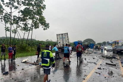 En la vía quedaron esparcidas piezas de los vehículos pesados.