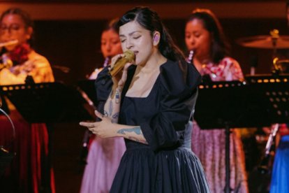 Mon Laferte, artista mexicana, en uno de sus conciertos.