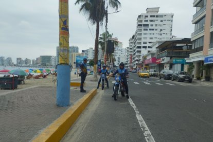 Los agentes municipales patrullan el malecón, pero ellos no cuentan con armas.