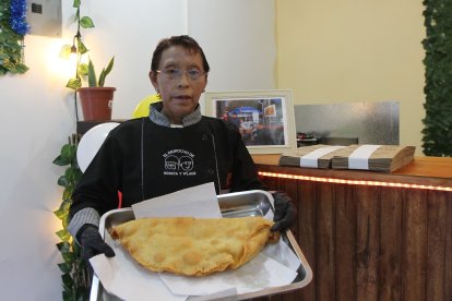 En el local nuevo, Rosa muestra la preparación de su producto.