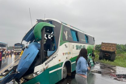 Gran parte de la cabina del bus y el lado derecho de la carrocería quedaron deteriorados por el choque.