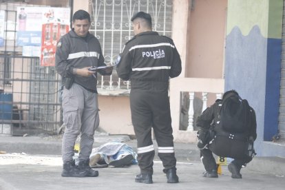 El cuerpo de la víctima quedó tendido sobre la calzada.