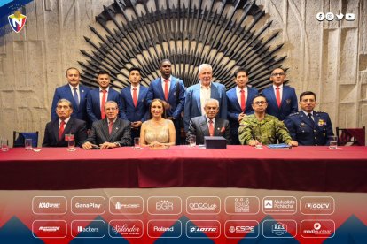 Parte de la directiva, junto a jugadores y cuerpo técnico, durante una de las últimas presentaciones grupales que hace poco tuvieron en el aniversario de una revista.