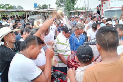 Ecuador

Los amigos del difunto David Arzube Valero también echaron de cerveza al féretro antes de sepultarlo.