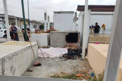 En el cementerio de Anconcito dejaron un hueco en la tumba profanada. Ahí mismo, abajo, quemaron el cuerpo.