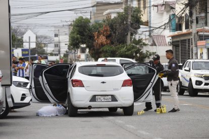 Policía recabó indicios en el lugar de los hechos. Las víctimas sde transportaban en este auto blanco.