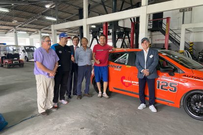 Gente del automovilismo que estará en la competencia a disputarse en Salinas. Roberto Gilbert organizador y Esteban Quirola corredor (izq)