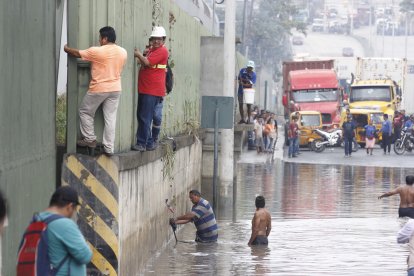 A muchos les tocó trepar una reja y caminar por el filo para evitar caminar en la poza. Un trayecto arriesgado.