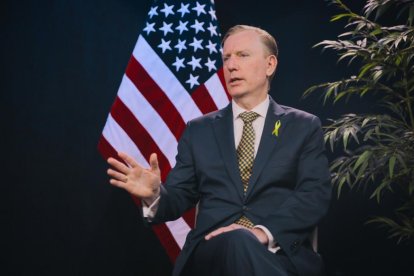 El embajador de Estados Unidos denuncia la infiltración de dinero sucio en equipos de fútbol.