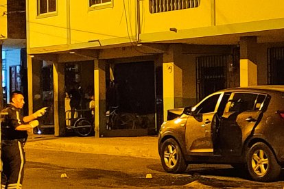 La víctima fue atacada en su vehículo.