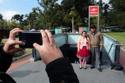 Sacarse una fotito afuera de la parada era obligatorio para estas dos personas.