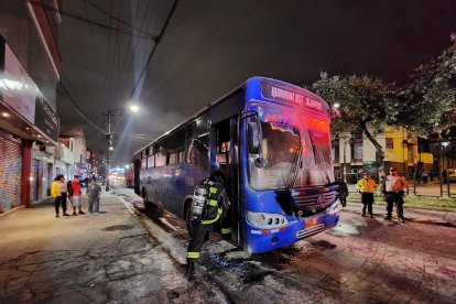 Este bus se quemó y la causa sería por una falla en el motor.