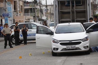 En este vehículo blanco se movilizaban los tres hombres asesinados la tarde del miércoles.