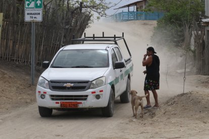 Los habitantes de Puná ‘comen’ polvo a diario por la falta de vías asfaltadas.