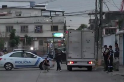 El cuerpo quedó tendido en la calzada. Policías acudieron para retirarlo.