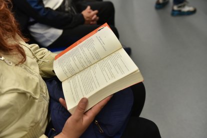 El libro de la chica trata una temática sobre la que ella también estudia: Criminalística.
