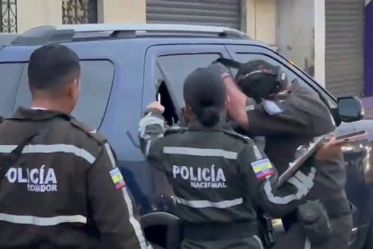 Momento en que los agentes policiales estaban abriendo el vehículo.