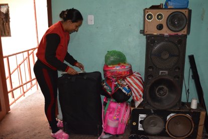 Lizmary Peroza se cansó de llorar. Ayer se regresó para Venezuela, porque fue desalojada de su departamento en Pelileo.