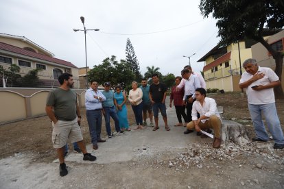 De las rejas solo quedaron las vigas cortadas sobre las que estaban instaladas.