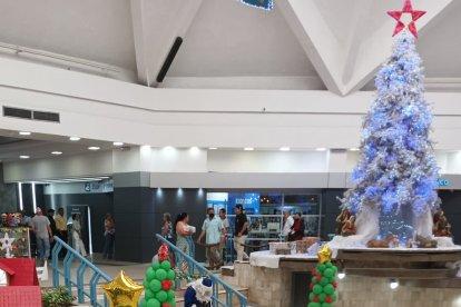 La presencia de Papá Noel en centros comerciales es tradicional en Navidad.