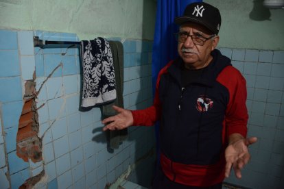 Rodrigo Armas vive apesadumbrado por los daños en su casa.