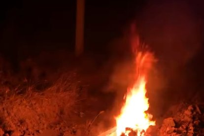 Los moradores decidieron prenderle fuego a la caja fúnebre.