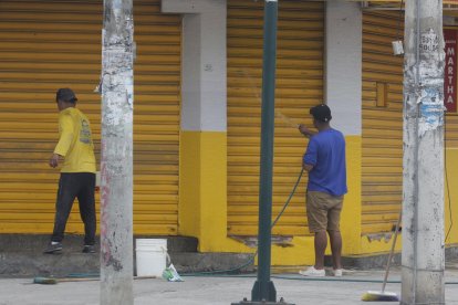 Un ciudadano fue asesinado en el sector de Los Helechos, mientras iba a comprar en una farmacia. Ayer barrieron y lavaron el área donde ocurrió el suceso.