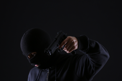 La víctima, un veinteañero, quedó en el piso tras el ataque a bala de los sicarios.