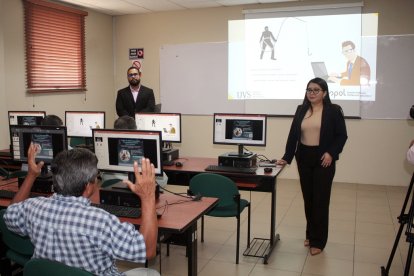 Kléver Morán exponiendo sus consultas en el taller de estafas electrónicas.