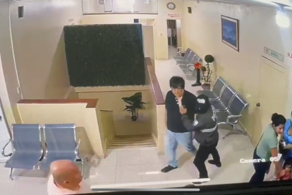 Sujetos vestidos de policía asaltaron una clínica en pleno centro del cantón Piñas, en El Oro.