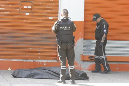 Se conoció que se utilizó un arma corta. En el sitio había restos de balas.