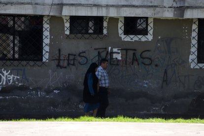 En las paredes de las propiedades que bordean al parque hay grafitis con el nombre de estructuras criminales.