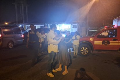 La liberación fue bastante emotiva y hubo hasta abrazos.