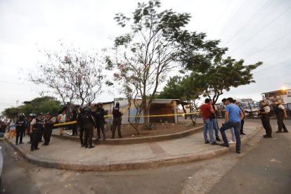 Personal policial levantó indicios en la escena, incluyendo el bus.