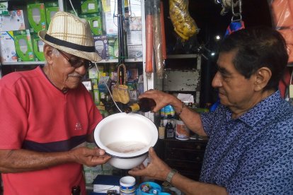 Ramirito le brinda ‘biela’ en su bacinilla al compositor Ángel Alfredo Álava.