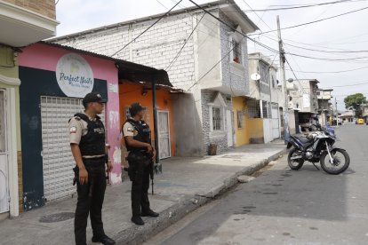 Policías llegaron al sitio para levantar indicios balísticos.