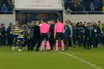 El momento del puñetazo de Faruc Koka contra el réferi.