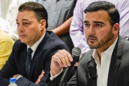 Antonio Álvarez (d) asumió la presidencia de Barcelona, tras el periodo de Carlos Alfaro Moreno (i).